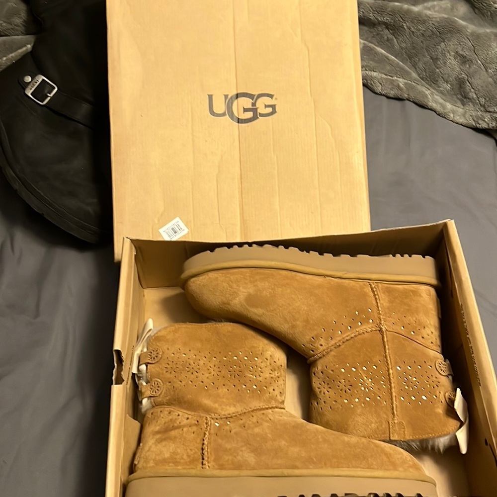 Ugg - Brand New with bows and gold accents size 8